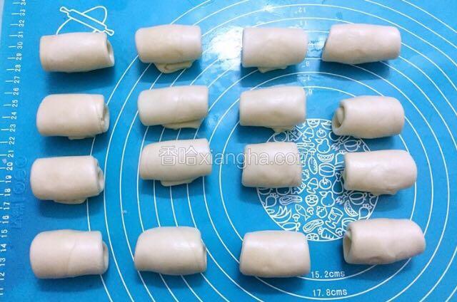 全部做好盖上保鲜膜醒发15分钟