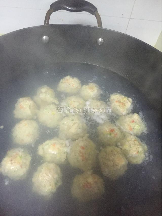 沸水里下肉圆，用勺子挖肉糊形状会好看些。刚下过的时候不要去动它，等到都飘起来盖上盖子焖几分钟就可以了