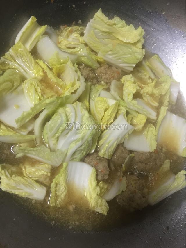 肉圆捞起部分，留几个够吃的倒入娃娃菜