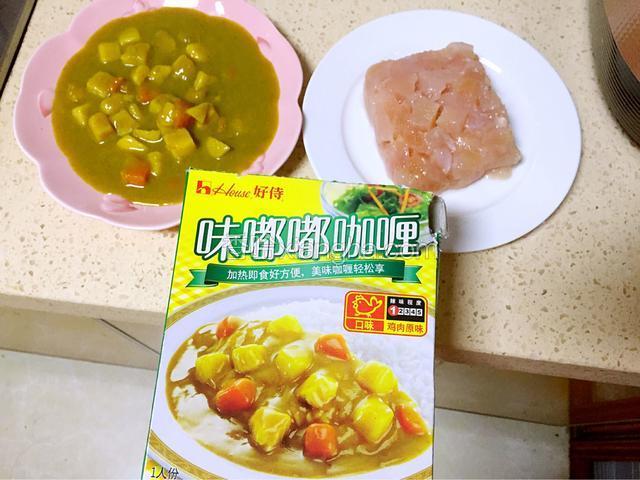 准备好鸡丁、咖喱料