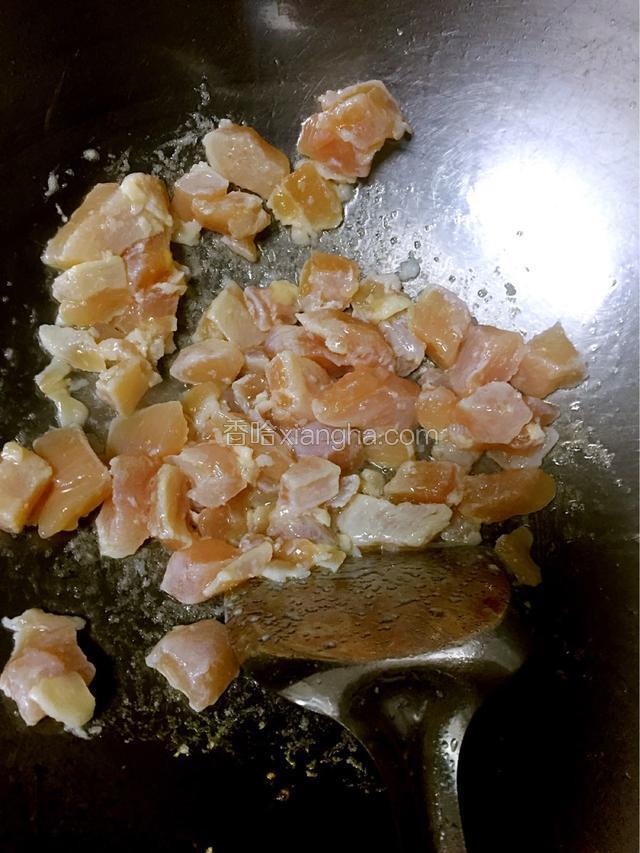 鸡丁入锅炒熟