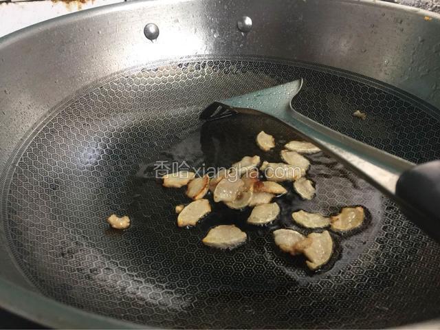 锅内热油加入皮肉煎炸金黄
