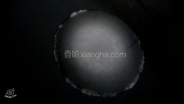 无油锅里加水加白糖小火溶化