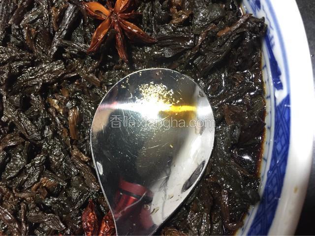 再适当的加一点浸泡梅干菜的水，用勺子压一下梅干菜，可以看见汤汁即可