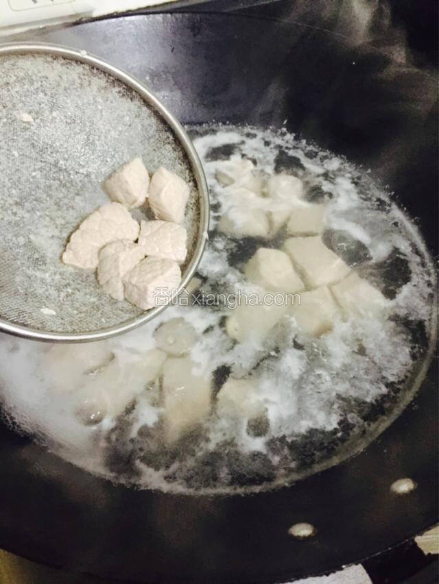 瘦肉沸水捞出备用