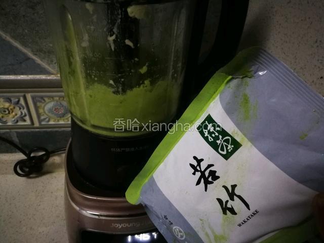 榴莲肉加5克抹茶粉打成泥。