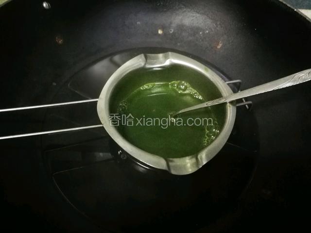 15克吉利粉加60克牛奶5克抹茶粉，隔水蒸溶。