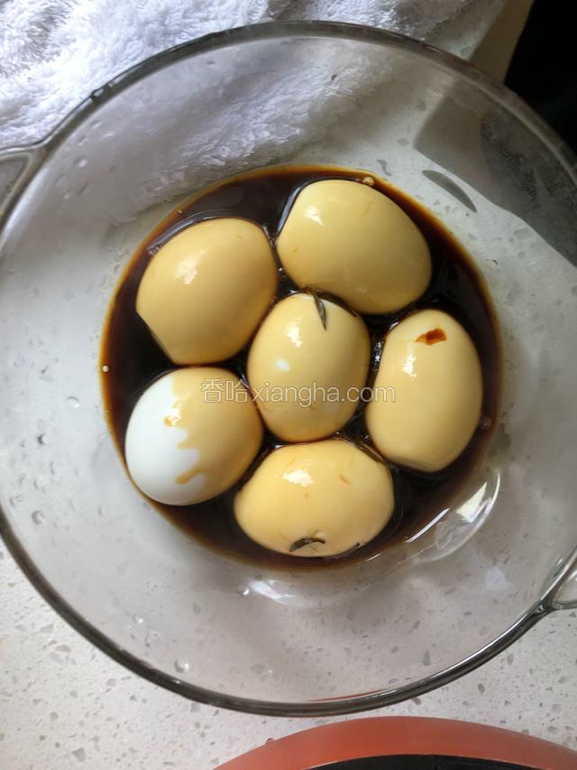 将煮好的调料浇淋在剥好的鸡蛋上