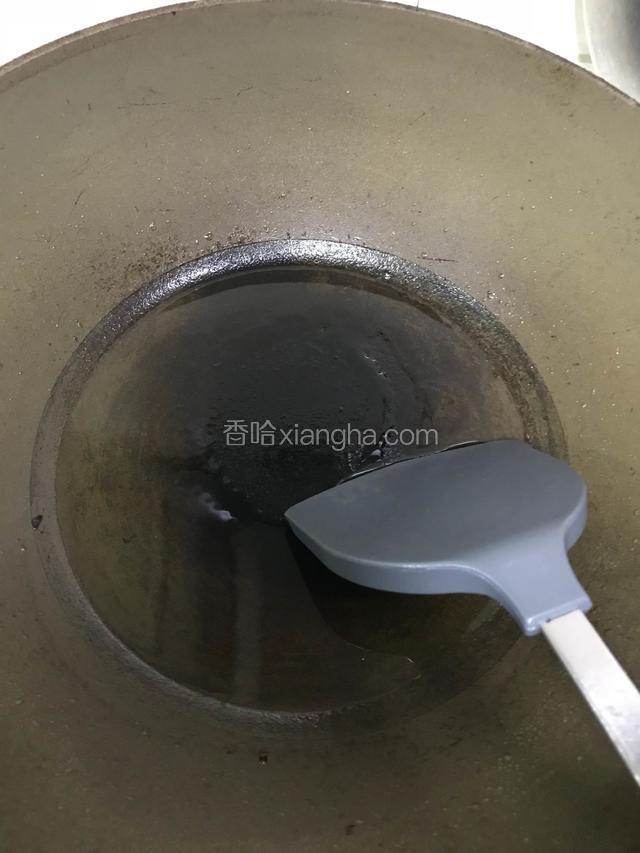 热锅放少量油