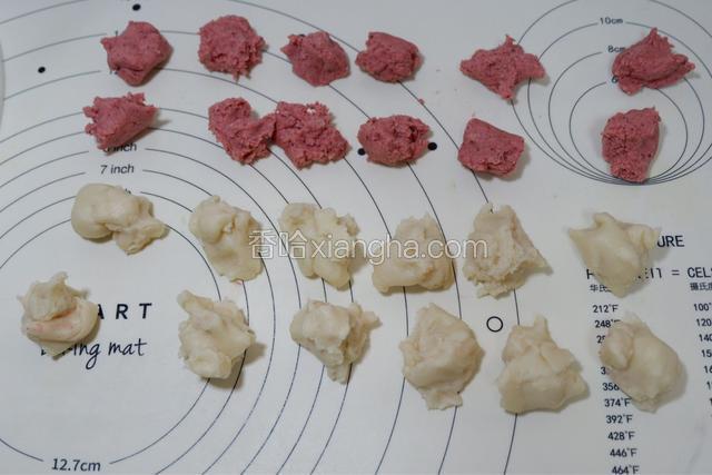 油酥分成12个，10g每个
油皮分成12个，20g每个