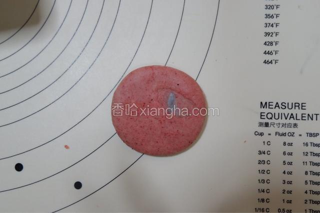 先用手掌压扁一点，再用擀面杖擀开一些