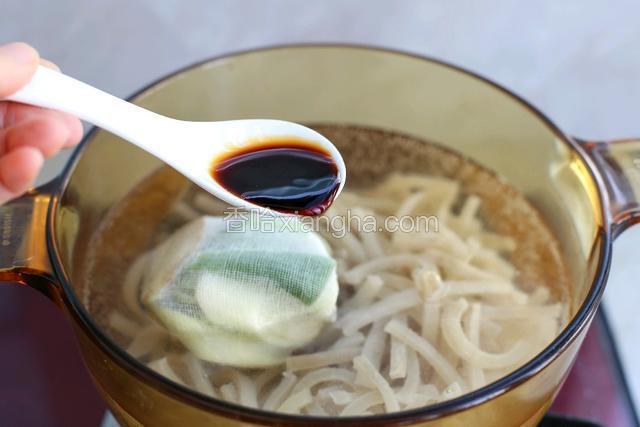 调入生抽大火煮开后转小火煮约一个小时，待肉皮发软后捞出料包