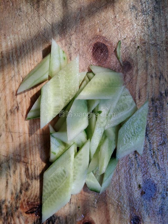 将黄瓜切片