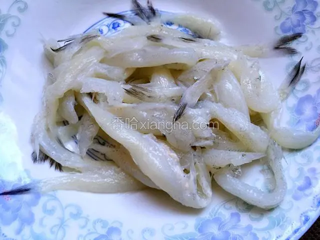 银鱼洗净沥干水分