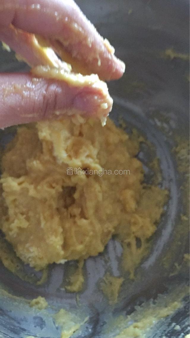 将揉好的面团用保鲜膜封好放在冰箱里冷藏30分钟