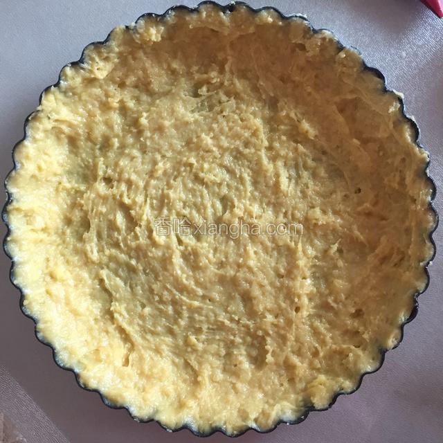 取出冰箱里冷冻的派皮，把它均匀的摊开在八寸模具里（在模具上提前刷好油）