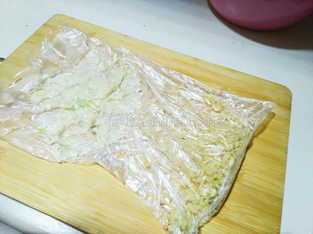 松仁与蒜瓣在食品袋里碾碎（我用的擀面棍）