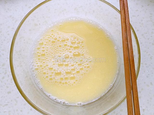 鸡蛋打入碗中搅散，加入两倍的清水搅匀