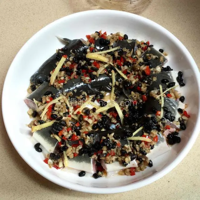 均勻的撒上豆豉蒜蓉醬後淋上蒸魚豉油，蒸鍋開大火燒滾水後將白鳝碼入蒸鍋蓋蓋蒸十分鐘即可.