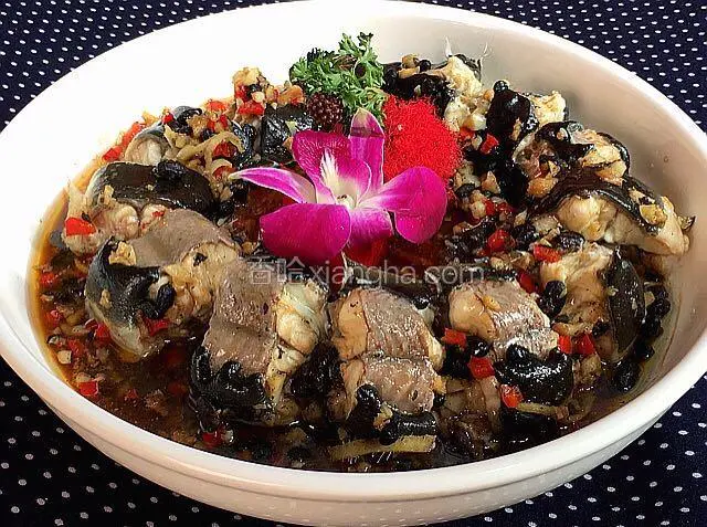 淋上熱油擺盤裝飾即可.一道鮮美滑嫩又下飯的清蒸鳝魚做好啦. 