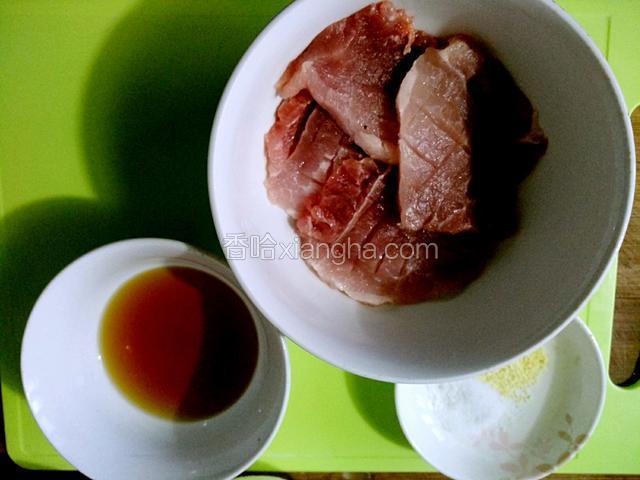 改好刀的猪里脊片，加料酒，盐，白胡椒粉