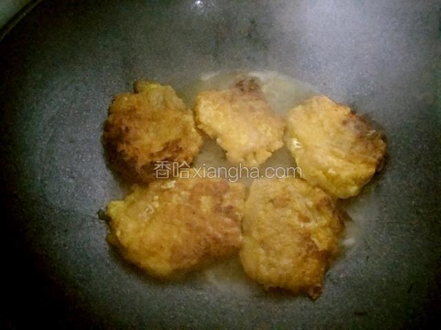 待肉片两面金黄后，加入鸡汤，我这里的鸡汤是买的鸡汤包，没有鸡汤包的，可以加水，盐和鸡精调味