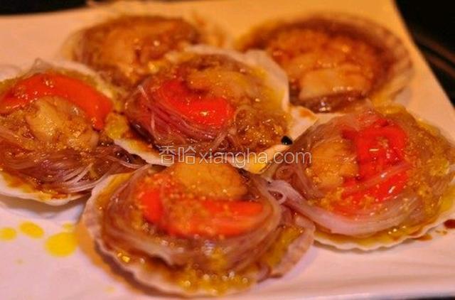用葱蒜白菜上面，锅里少许油烧开，淋在上面，味道更好。