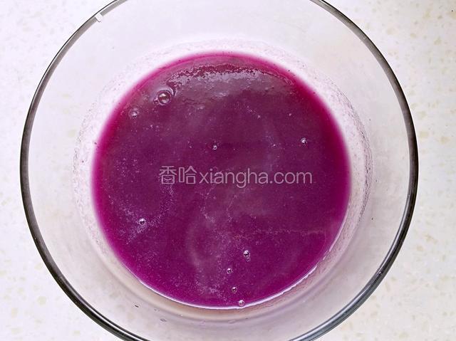 紫薯放入料理机中，加入100克清水，打成泥，倒入碗中