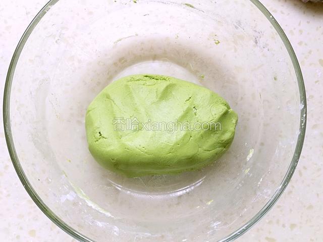菠菜洗净，榨汁，我用的原汁机，也可以用料理机，要加少许水，打好后可以过滤一下。放入糯米粉，活成面团