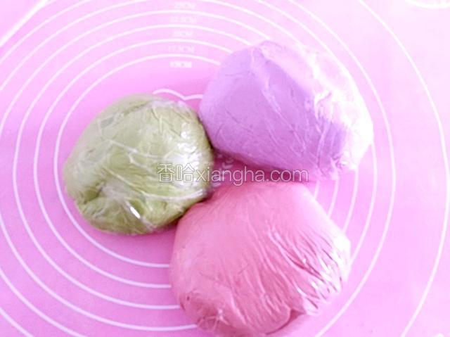 活好的面团要用保鲜膜包好，防止变干