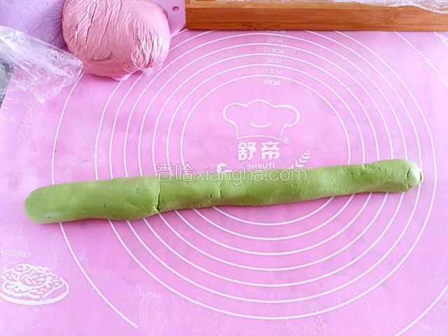 取一块面团，搓成长条