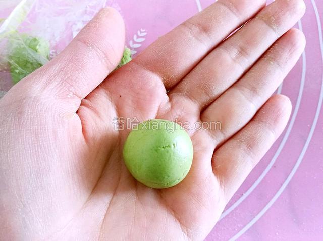 放入掌心搓圆