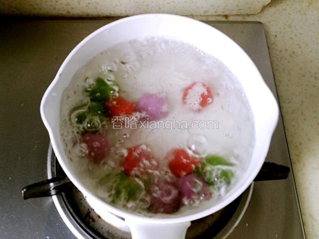 锅中加水烧开，放入汤圆