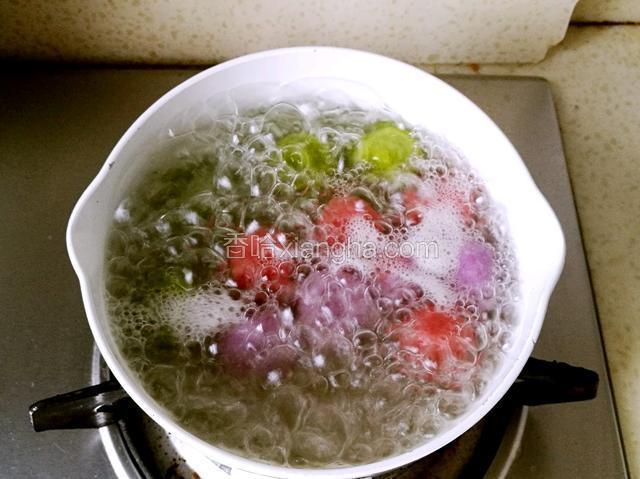 中大火煮3-5分钟，汤圆浮起即可出锅