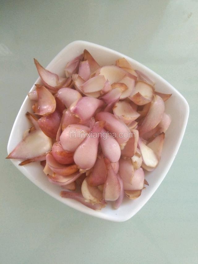 新鲜的百合洗净