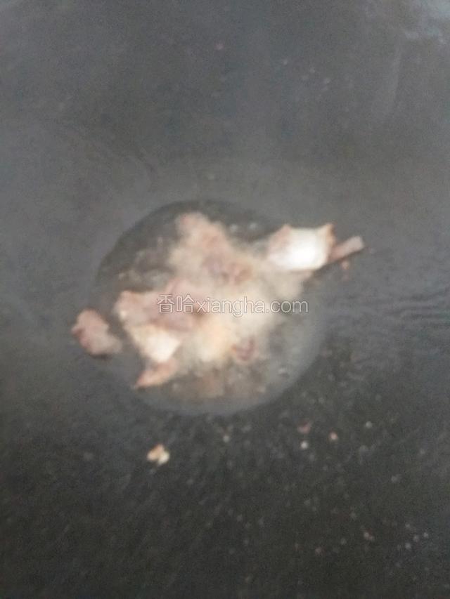 锅中放油四成热放腌肉炒