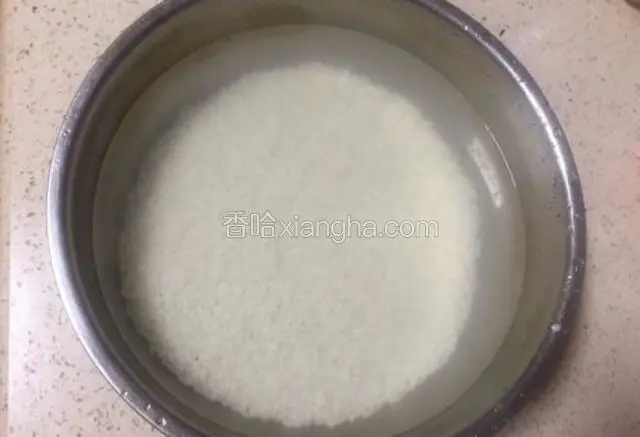 取圆糯米清水洗净