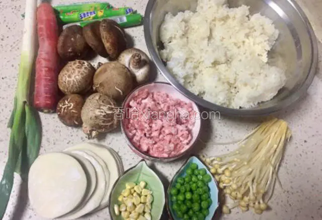 这些是今天我做烧卖需要的所有食材
