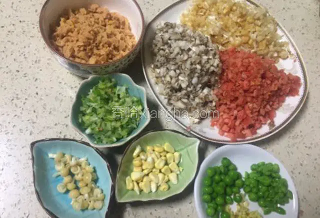 金针菇洗净去根后，把蘑菇头切下来放一边，其余剁碎，大葱，胡萝卜，香菇，老姜洗净剁碎，青豆取一半对切，玉米火腿肠切细丁，甜玉米洗净，一切准备就绪