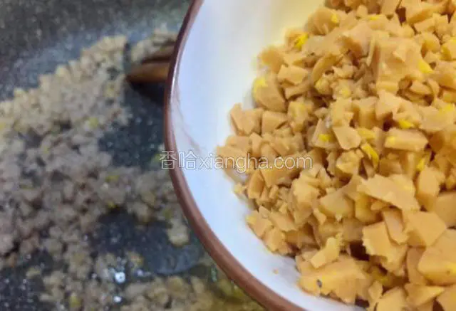 再倒入肉末炒散籽，出油，出香，倒入玉米火腿肠丁