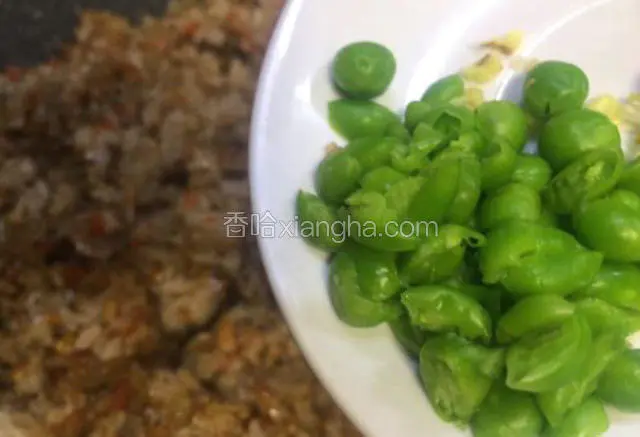 放入切了的甜青豆炒匀