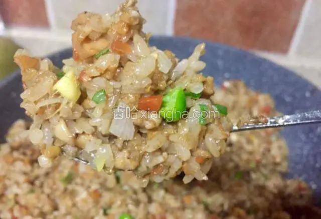 将所有食材尽量炒匀，糯米饭炒制了，光看这糯米饭就有食欲了