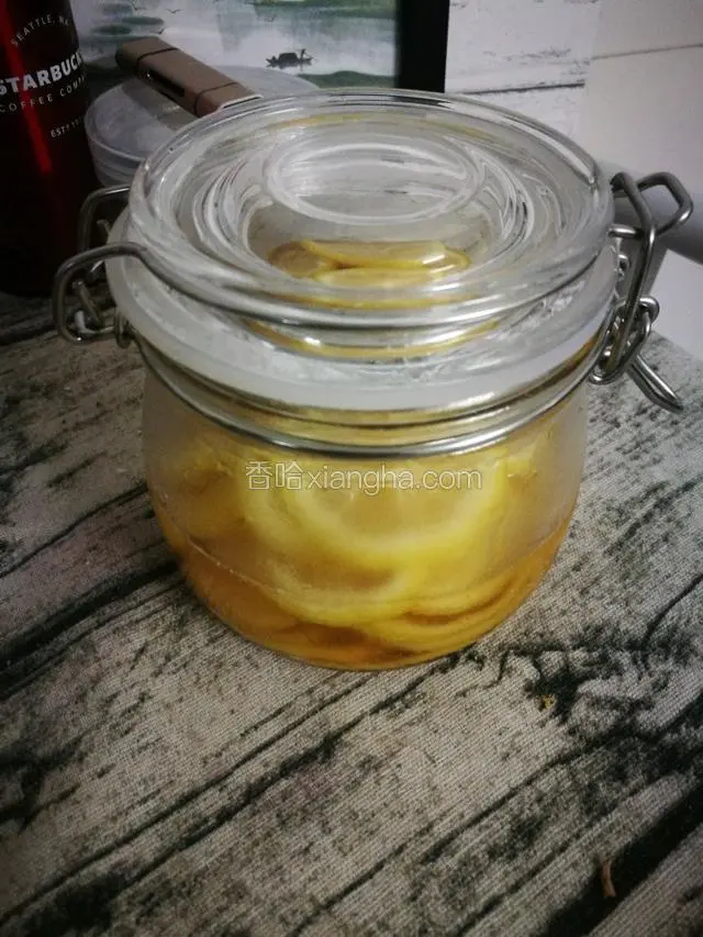 盖上密封盖放冰箱冷藏24小时后就可以饮用了。