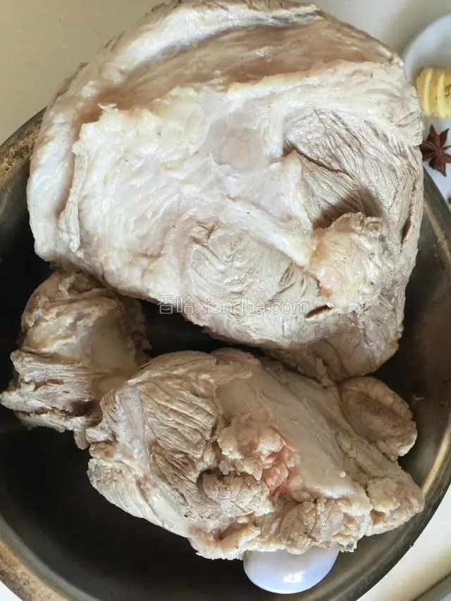 焯好的猪骨头洗净沥干水分