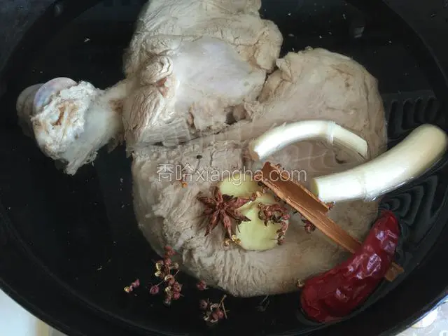猪骨头和配料一起下锅，添水没过骨头