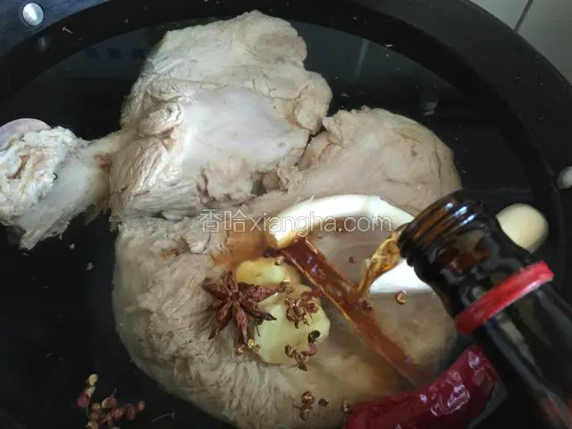 倒入料酒