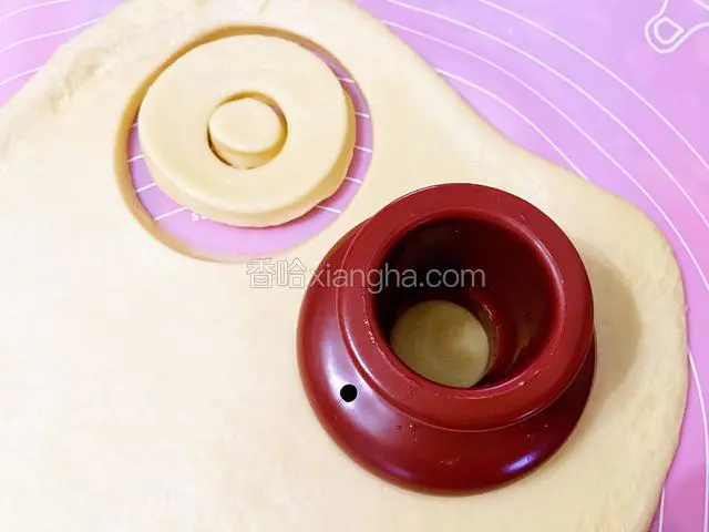 用模具压出甜甜圈的现状
