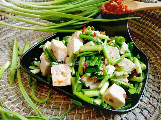 香辣青蒜苗炒豆腐装盘

敏茹意作品

