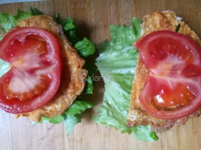 放一层生菜，鸡蛋饼，西红柿片