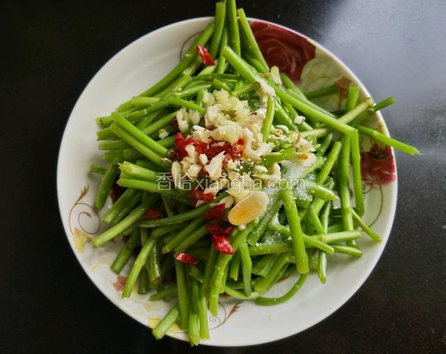 放味极鲜，香醋，小麻油，鸡精，拌均匀（用大一点的碗比较好拌）。